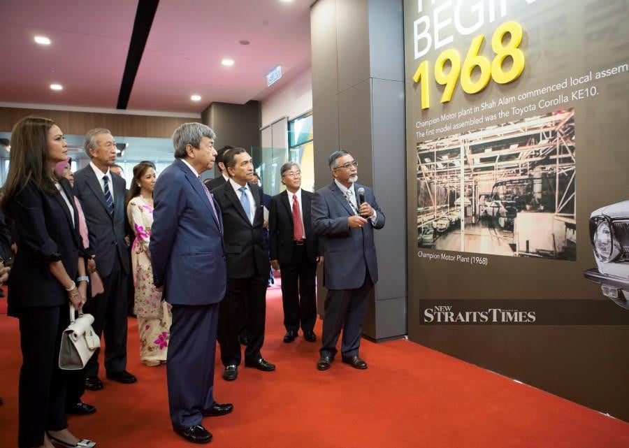Sultan of Selangor Sultan Sharafuddin Idris Shah (second from left), Tengku Permaisuri Selangor Tengku Permaisuri Norashikin and representatives of UMW Toyota Motor Sdn Bhd at the launch of its RM2 billion plant in Bukit Raja, Klang.