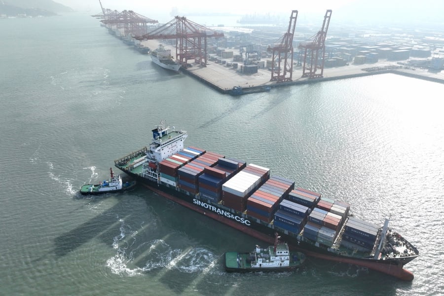 This photo taken on Dec 6, 2023 shows a cargo ship preparing to berth at the container terminal of Lianyungang Port in China�s eastern Jiangsu Province. (Photo by AFP) 