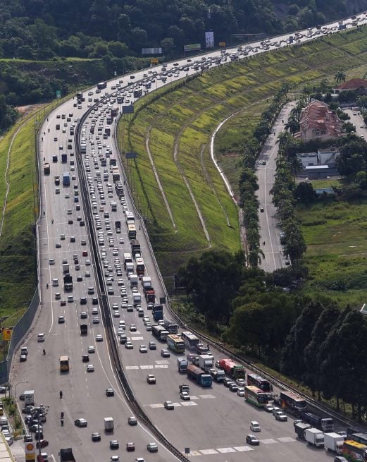 Traffic on highways building up ahead of Aidiladha break [VIDEO] | New ...