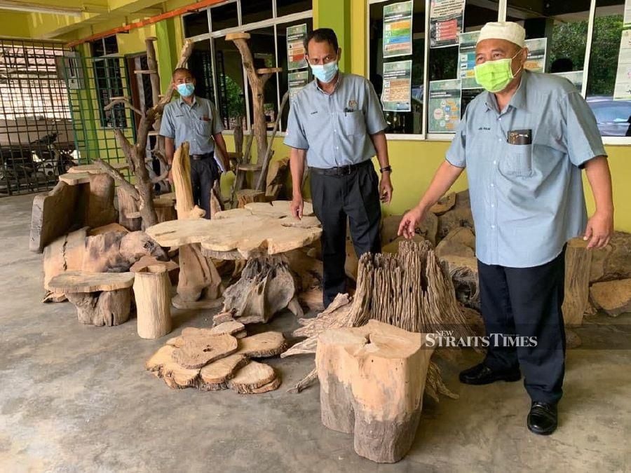 Department's director Abdul Khalim Abu Samah (right) said the handcrafted tree off-cuts were seized because the three did not have any permit to transport the wood waste out from the jungle. - NSTP/SHARIFAH MAHSINAH ABDULLAH
