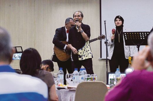 Tribute To Dahlan Veteren Crooner Touched To See Old Nstp Friends