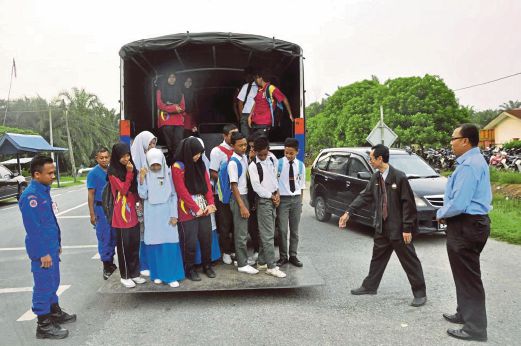 Spm 2014 Students Sent To Exam Hall In Trucks