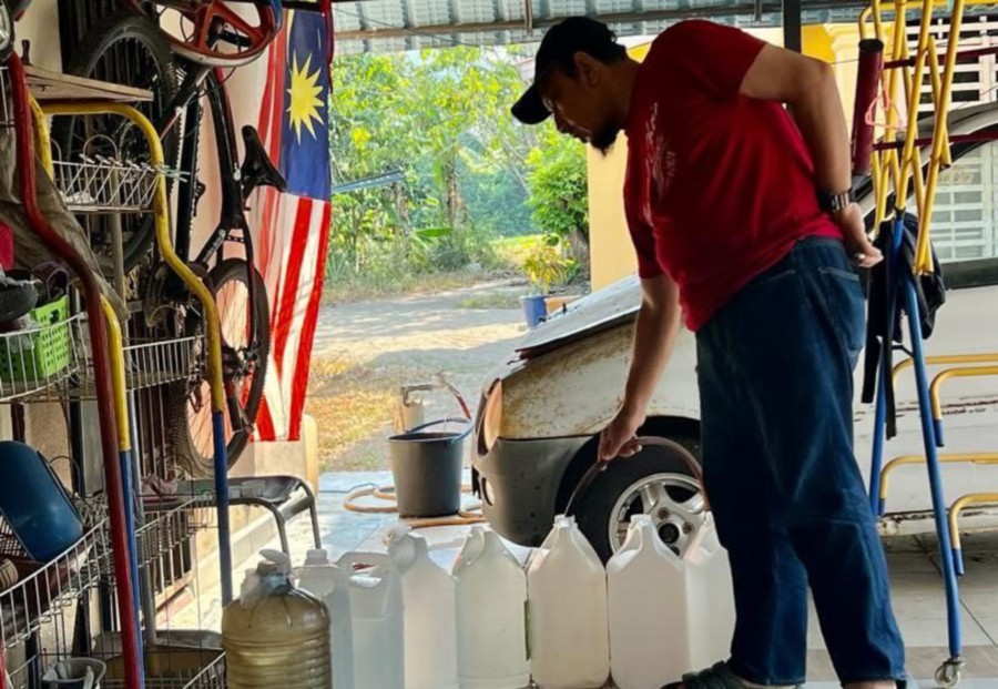 Villagers in Kelantan have been facing critical water supply problems for the past two months as the hot weather has dried up the tube wells that they relied on for their daily supply. -PIC COURTESY OF AFRIZAM MD ARIFF