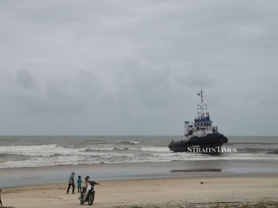 Tugboats stranded at Beserah beach draw scores of onlookers | New ...