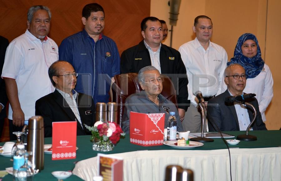 Prime Minister Tun Dr Mahathir Mohamad (sitting) attended a briefing on the Development of the Federal Development Project in Sarawak today. (BERNAMA)