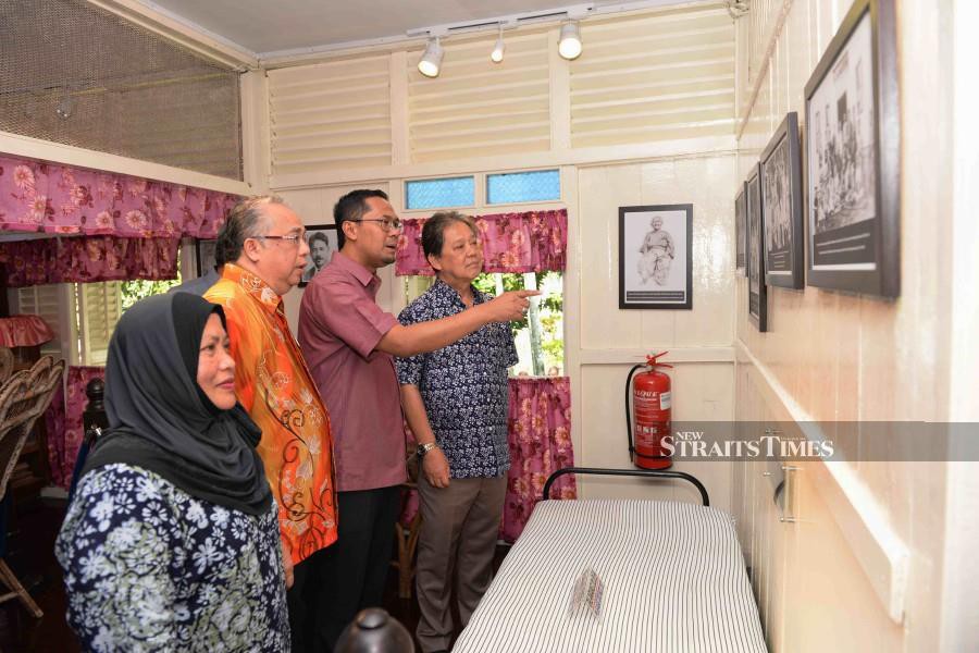 Tourism, Arts and Culture Minister Datuk Mohamaddin Ketapi (right) praised all parties involved in the restoration project because it was important that Malaysians learn from Dr Mahathir’s humble background. (BERNAMA)