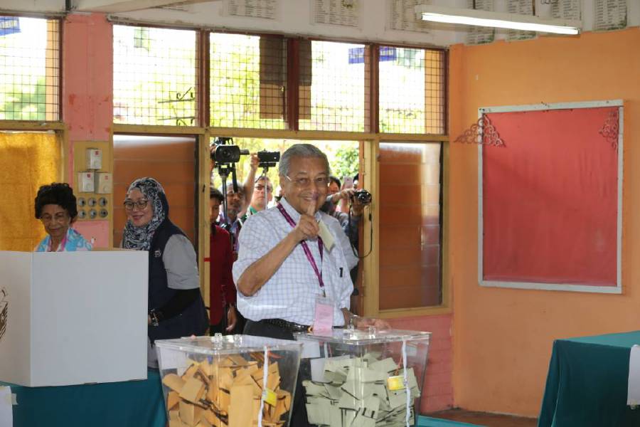 Tun Dr Mahathir Mohamad and Tun Dr Siti Hasmah Mohd Ali have cast their votes for the 14th General Election (GE14) at SK Titi Gajah this morning. Pic by NSTP/SHAHRIZAL MD NOOR