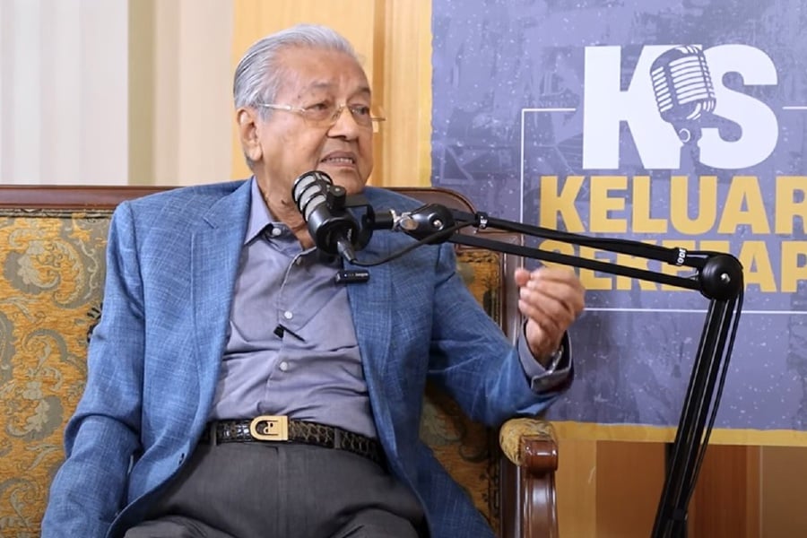 Former prime minister Tun Dr Mahathir Mohamad today claimed that Datuk Seri Anwar Ibrahim was unable to address the financial crisis that Malaysia was facing in 1990s when given the opportunity to be the acting prime minister. - Screengrab via YouTube/Keluar Sekejap