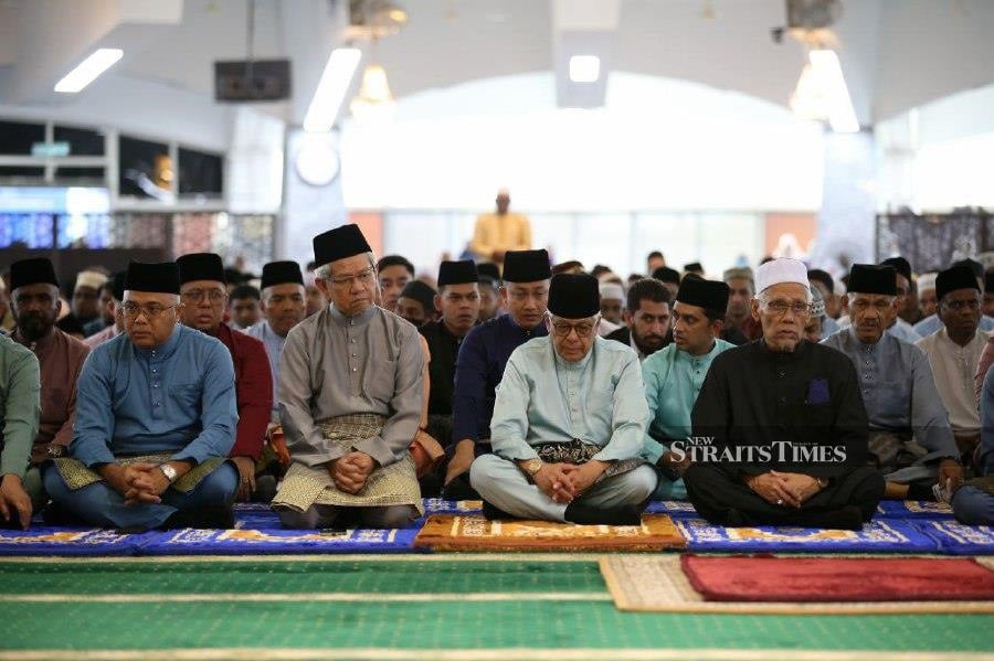 Penang Governor joins faithful in Aidilfitri prayers | New Straits ...