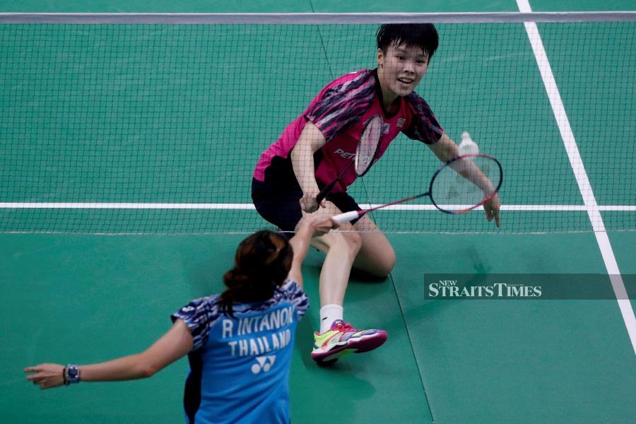 Goh Jin Wei (top) of Malaysia in action against Ratchanok Intanon of Thailand during their womenâ€™s singles match on the second day of play of the BWF Thomas and Uber Cup Finals 2022 at Impact Arena in Nonthaburi, Thailand, 09 May 2022.  - EPA pic