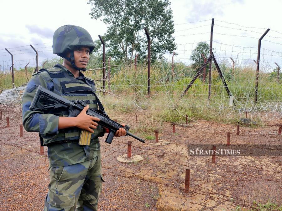 A 3rd Batalion General Operations Force (GOF) personnel on duty at the Malaysia-Thailand border in Bukit Kayu Hitam. -NSTP/ZULIATY ZULKIFFLI