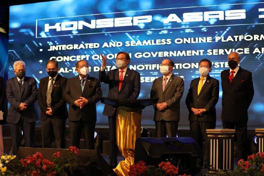 Sarawak Chief Minister Tan Sri Abang Johari Openg (fourth from left) launching the Sarawak Civil Service Day celebration 2022 in Kuching today. - Pic courtesy of UKAS. 