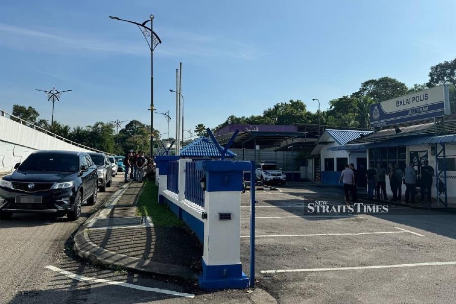  Two policemen were killed and one injured when a masked intruder broke into the Ulu Tiram police station here early this morning. - NSTP/NUR AISYAH MAZALAN