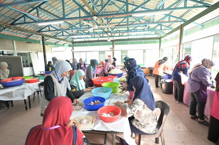 This activity is not only for the breaking of fast but (it) starts from the process of preparing the meal, where we have more than 300 workforce consisting of the campus community and the general public.- Pic credit FB USM