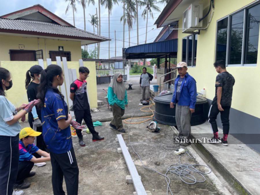 Some of the students involved with the community during the early stages of installing the RHS system at the mosque (Source: UMT).