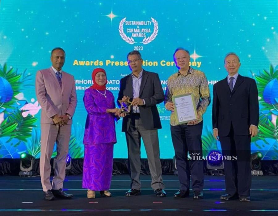 MR D.I.Y. Group’s chairman, Datuk Azlam Shah Alias (middle) accepting the award from Minister of Women, Family and Community Development (second from left) Datuk Sri Nancy Shukri, while CSR Malaysia chairman, Datuk R. Rajendran (left), MR D.I.Y. Group’s vice president of Human Resource Management, Henry Woon (second from right), and CSR Malaysia’s co-chairman and managing editor Lee Seng Chee (right) look on. 