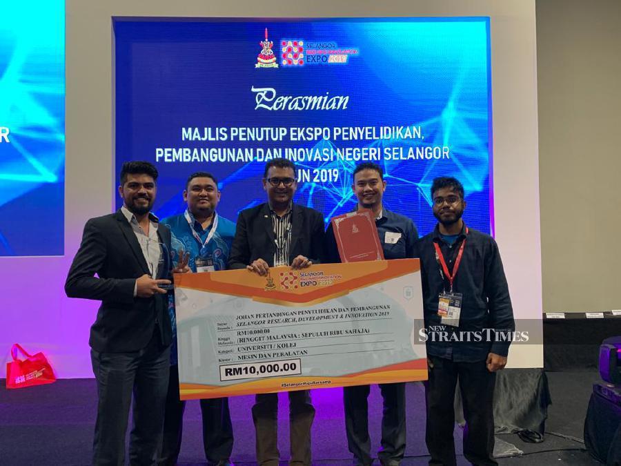 Caption: Associate Professor Dr. Mohamed Thariq Hameed Sultan (middle) with his winning research team from UPM and UTHM. 