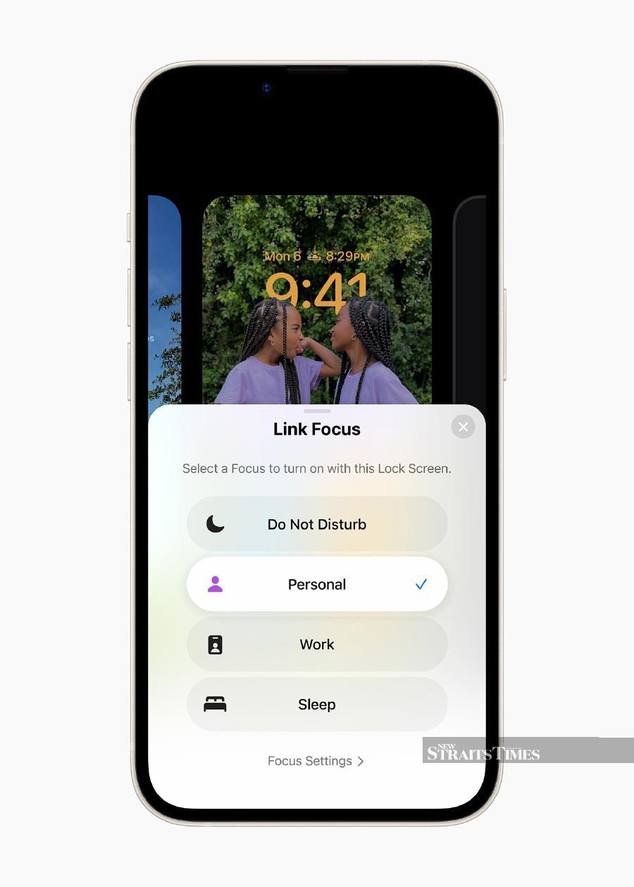 Users can now connect Focus to their Lock Screen, giving them a way to simply swipe to a designated Lock Screen to activate the corresponding Focus. 