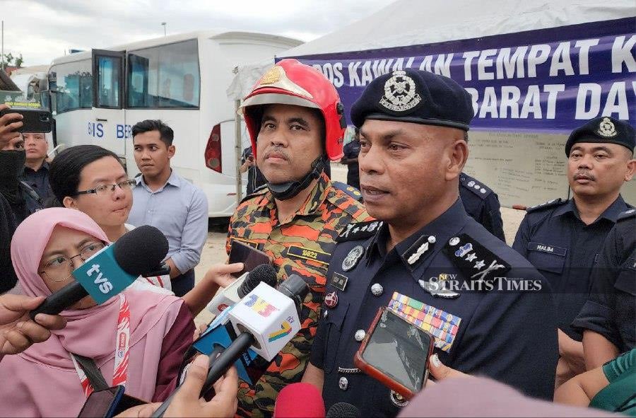 Deputy Penang police chief Datuk Mohamed Usuf Jan Mohamad speaking to reporters after visiting the construction site in Batu Maung. -NSTP/MIKAIL ONG