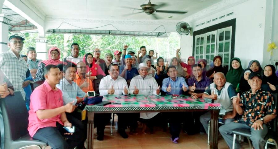  About 100 Parti Amanah Negara (PAN) members from the Kampung Paya Rumput Jaya Hilir branch in Tangga Batu who resigned their memberships returned to the party fold just 48 hours after performing a political “U-turn”. (NSTP/Courtesy of AMANAH)