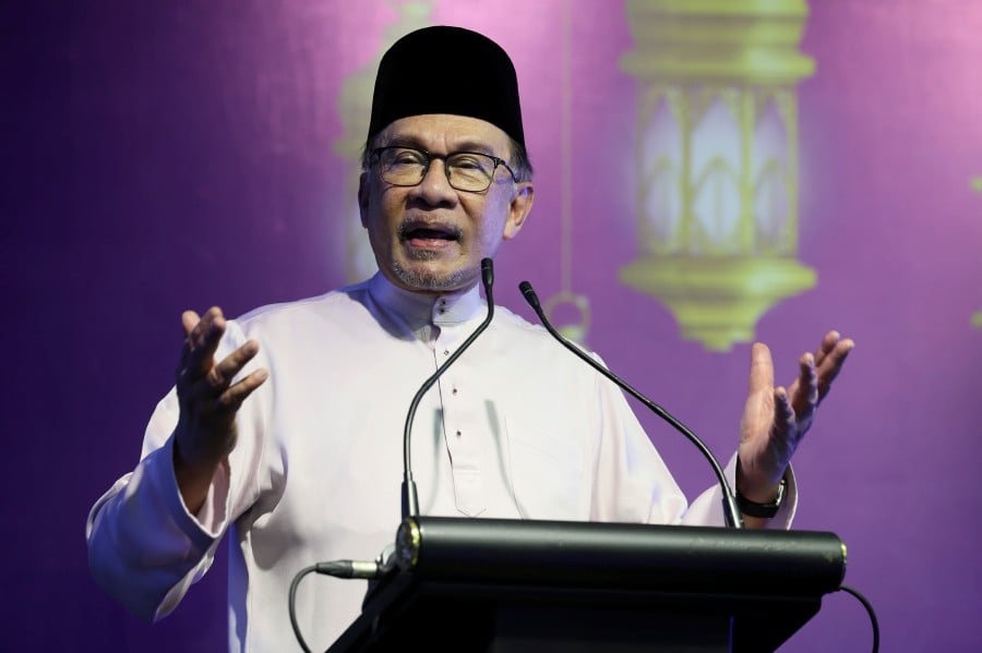 Prime Minister Datuk Seri Anwar Ibrahim giving a speech during Majlis Berbuka Puasa Madani at Tengku Ampuan Afzan Mosque. -- BERNAMA PIC