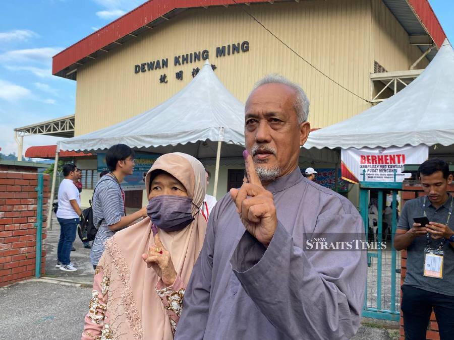 Abdul Rahim Bidin, 67 and his wife Noraini Mansor, 65 after casting their vote. -NSTP/Hakim Mahari