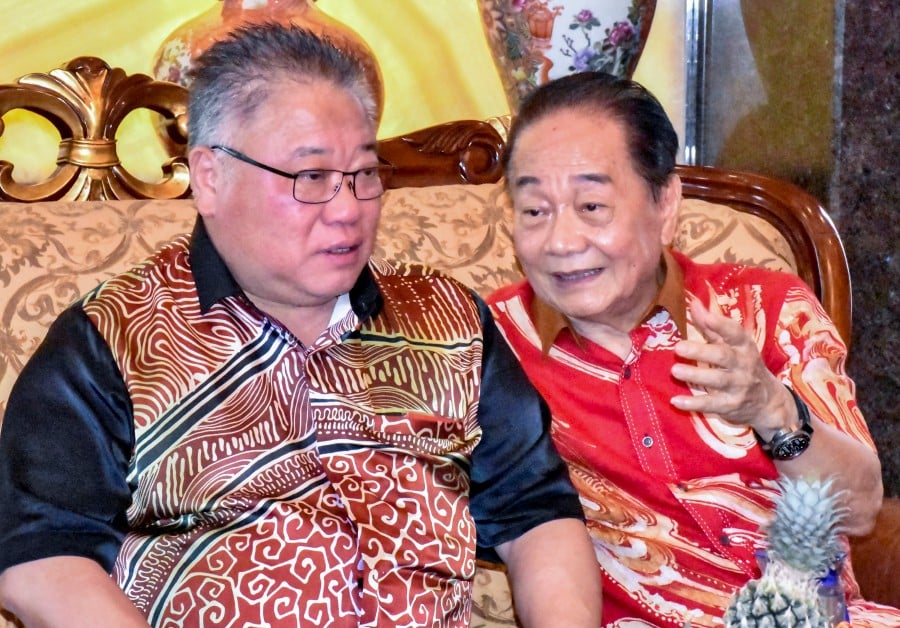 PDP president Datuk Seri Tiong King Sing (left) with PSB president Datuk Seri Wong Soon Koh during a Chinese New Year open house event today. -- BERNAMA PIC