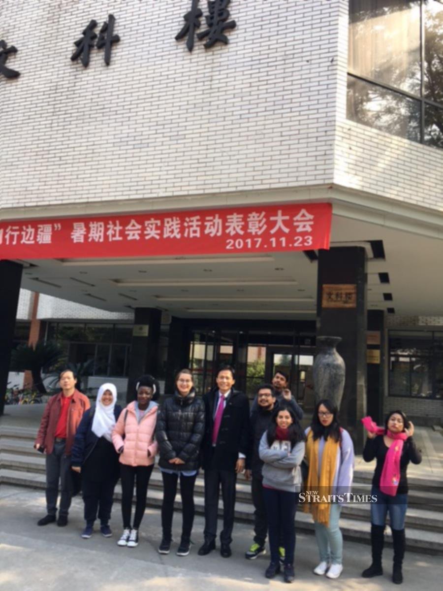 Gary and some of his post-grad students in Chengdu.