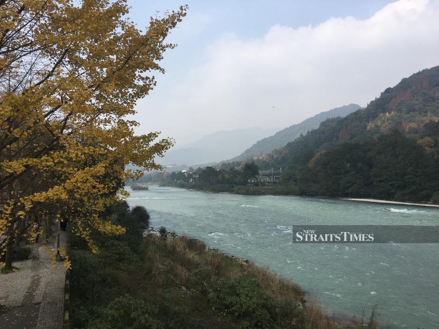  World Heritage Dujiangyan constructed in 256 BC.