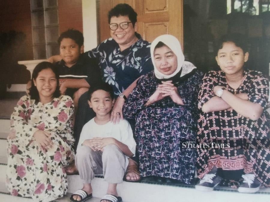  With his wife Faezah and their children in Ipoh, circa December 1997.