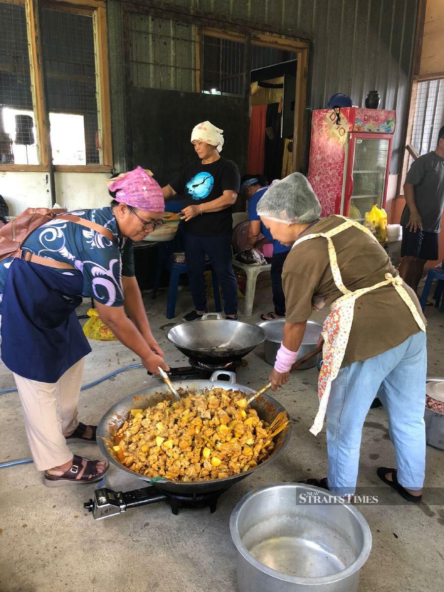  Women displaying their gotong-royong spirit by cooking for the whole village.