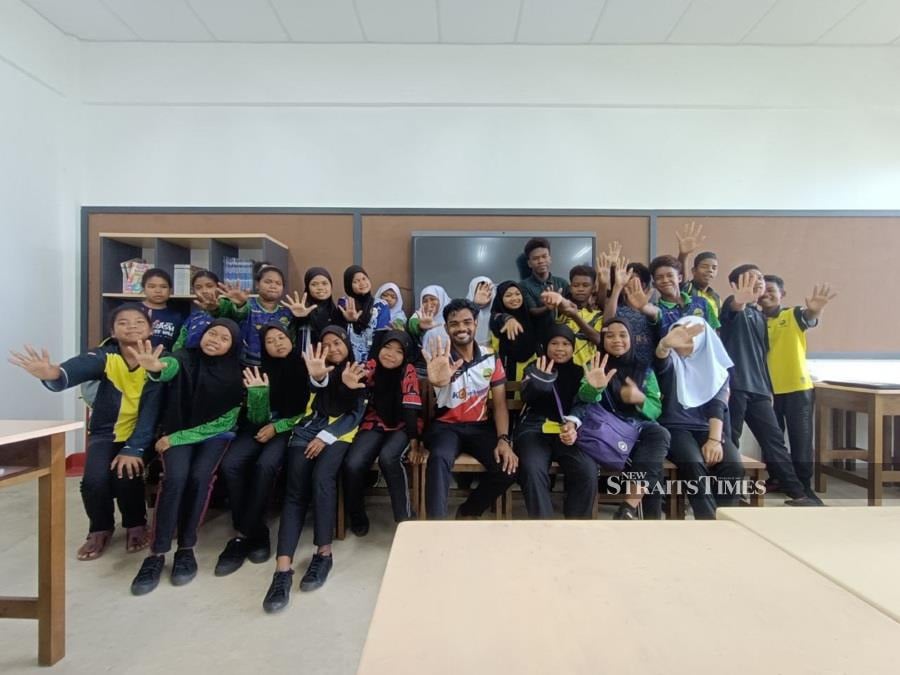  Shawn and his class of eager students at Sekolah Kebangsaan RPS Banun.