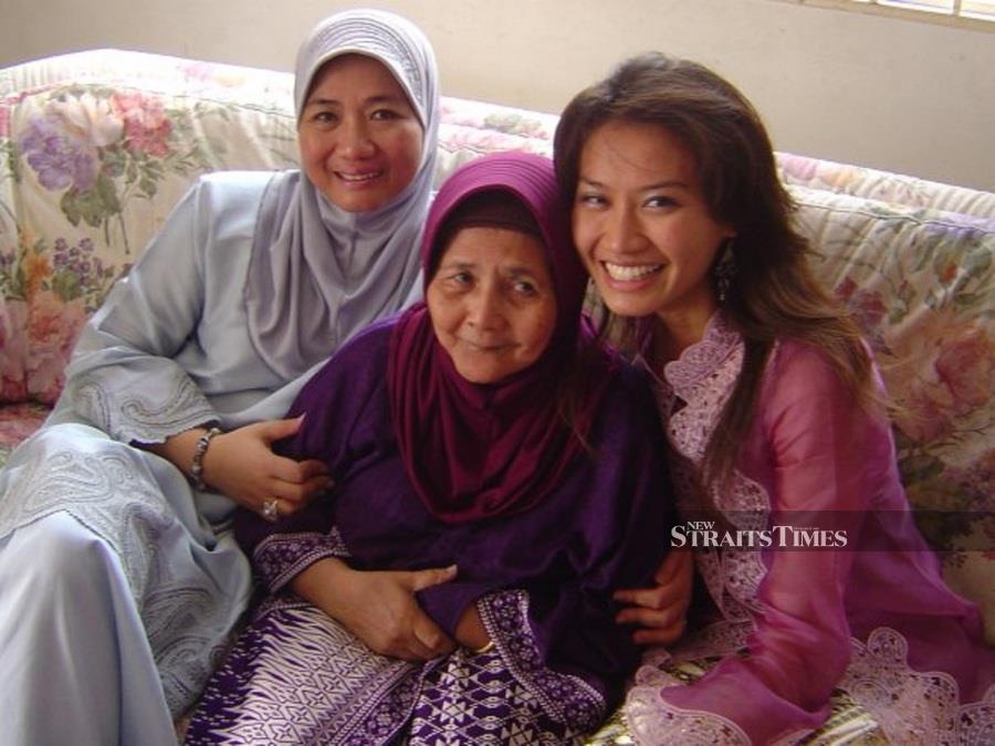  With her mother and grandmother. Inda credits her mother for encouraging her love for writing.
