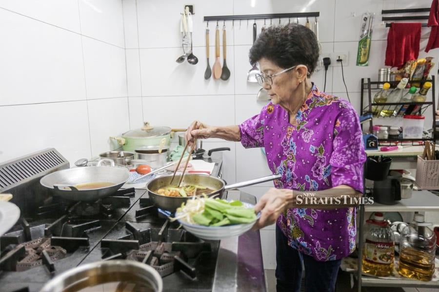  Cooking up a storm. Pix by Hazreen Mohamad/NST.