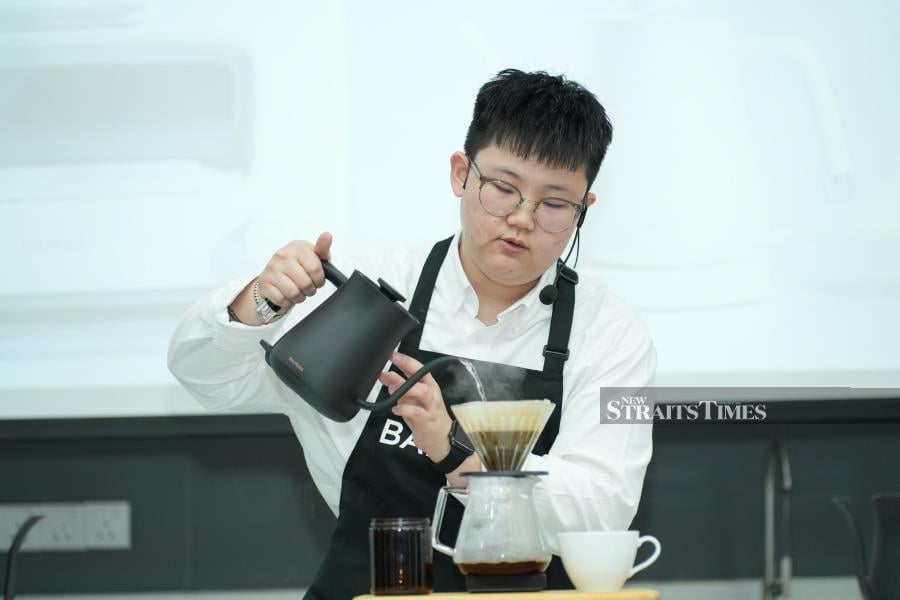  Barista Wesley Liew demonstrating the magic of BALMUDA The Pot.