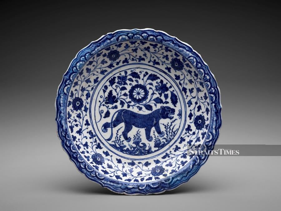  Dish with a lion, Iran, 15th century, stonepaste (The Hossein Afshar Collection at the Museum of Fine Arts, Houston).