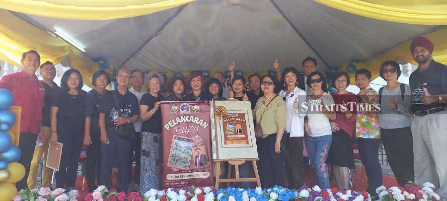  Members of Class'76 together with Tham Leong (fifth from left) and principal after the launch.