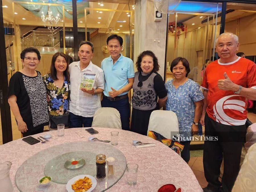  Alumni from overseas attending a dinner.