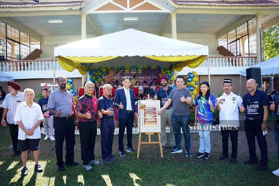  Launching of a special edition of the writer's book by the member of parliament for Kampar.