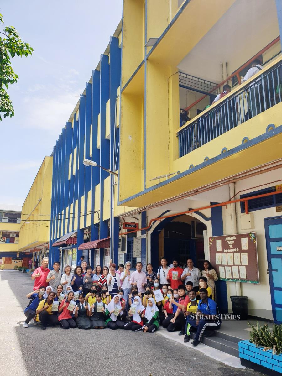  Principal, staff and students of ACS secondary welcoming the Class of '76.