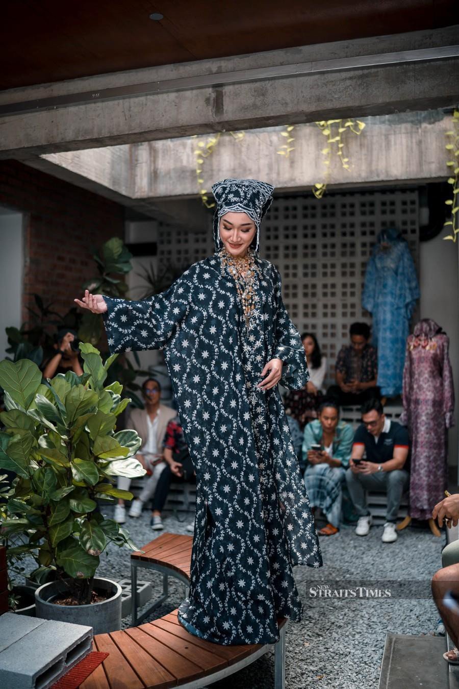  Fashion show featuring traditional Bornean textiles will be held tonight.