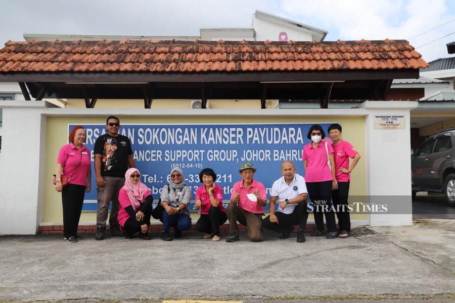  Yana (fourth from left) with the Breast Cancer Support Group members.