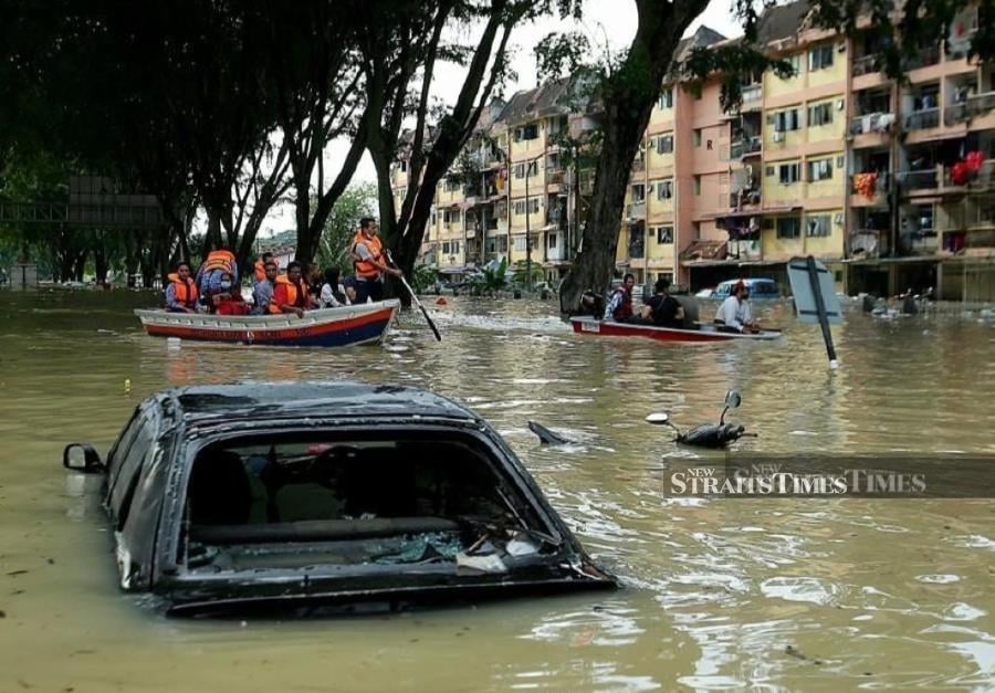  Rescuers helping to evacuate residents from Taman Sri Muda in Section 25, Shah Alam. Pix by Faiz Anuar.