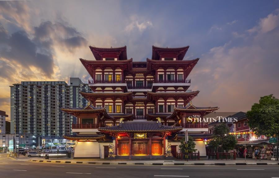  Buddha Tooth Relic Temple was built on the site of demolished Sago Street and Sago Lane shop houses in the 1970s.