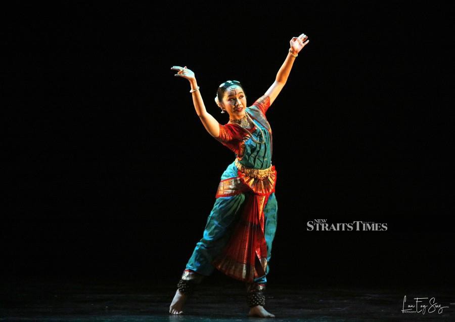  Yap performing a dance titled Dhikku Theriyatha Kaatil choreographed by Shankar Kandasamy. Pix by Eng Seng Lau.