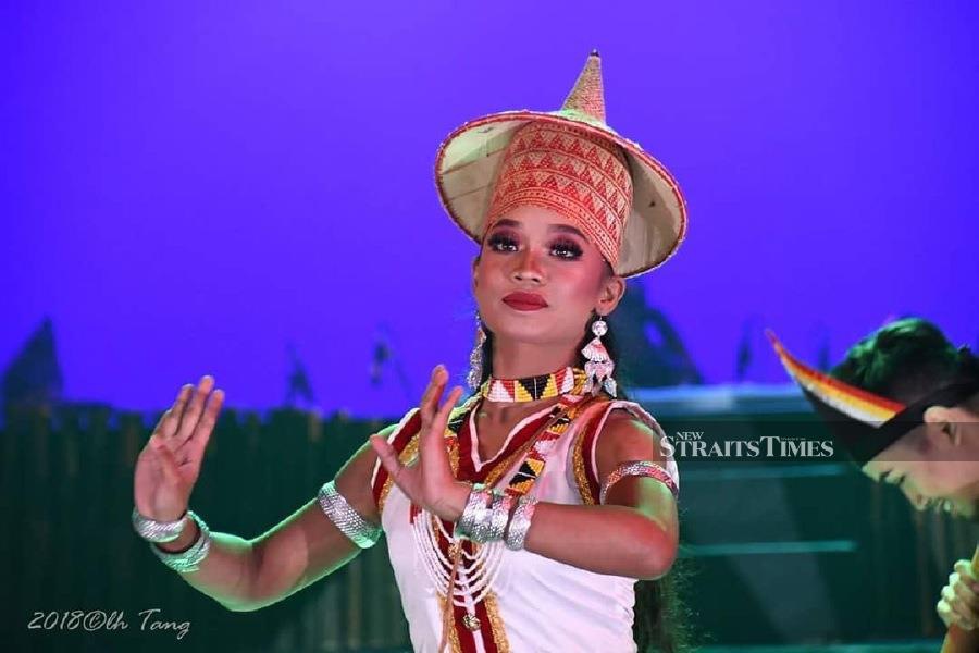  Nad playing the role of Puteri Sejinjang in an Aswara production. Pix by LH Tang.