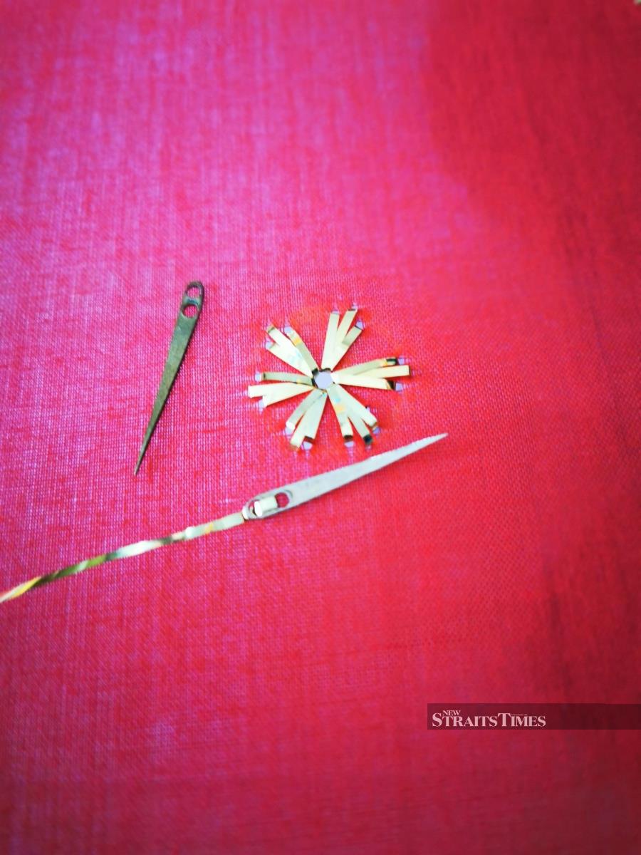  A special needle is used for embroidering keringkam.