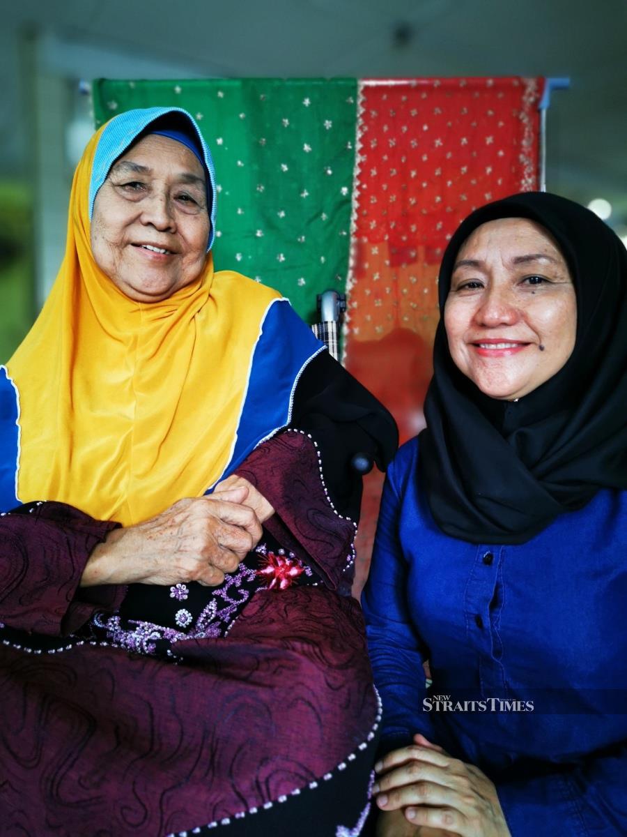  Keringkam artisan Norinda Krang Suut (right) and her mother Hajjah Mastura Haji Sidek.