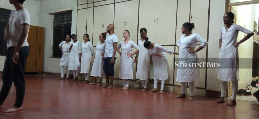  Sutra dancers during a rehearsal for Jaya Ram.