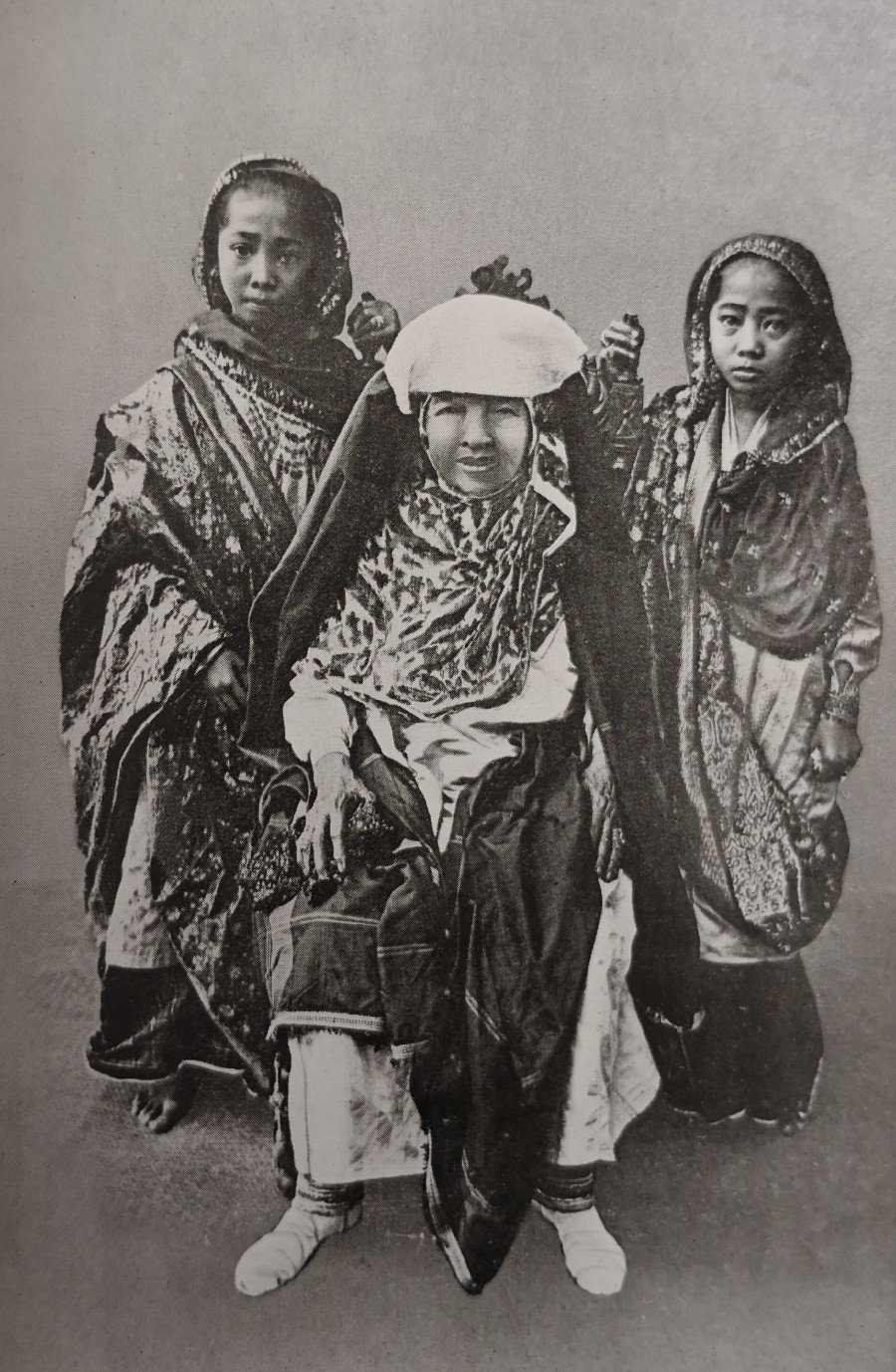 Datu Isa with two of her grandchildren.